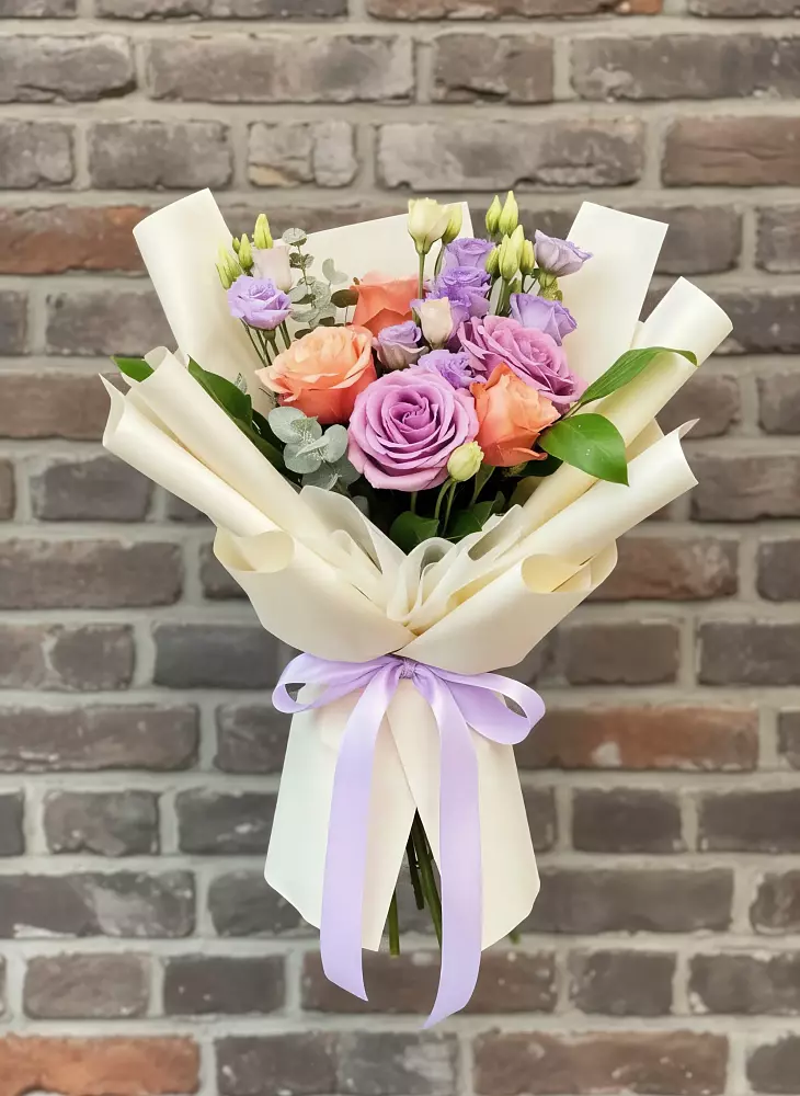 Букет цветов из: Лизиантусы и Розы в Кстово