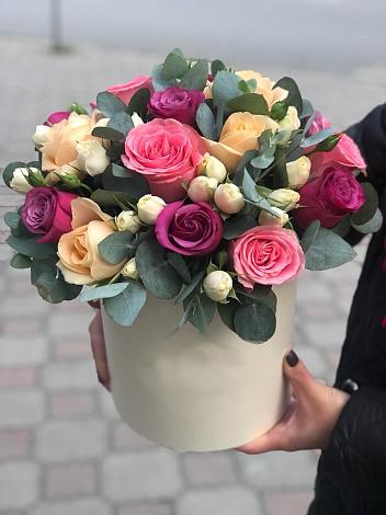 Цветочная композиция из Розы в шляпной коробке в Кстово