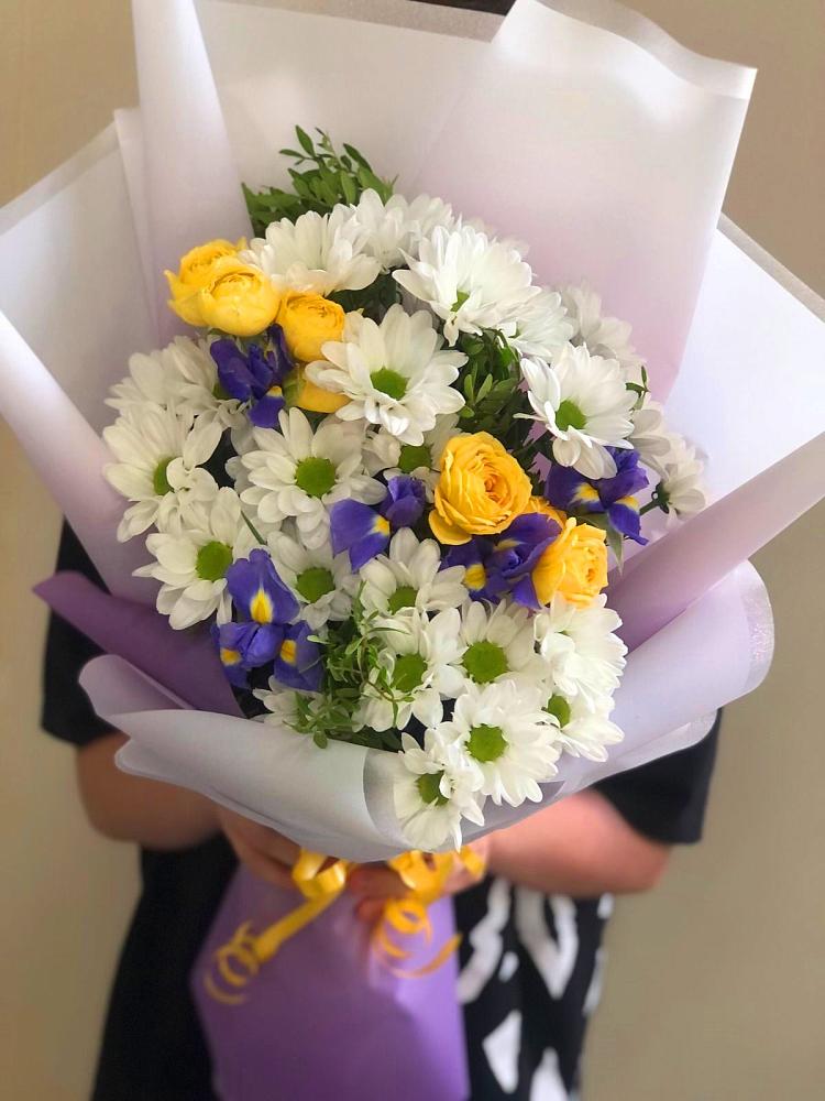 Букет цветов из: Ирисы, Хризантемы и Розы в Кстово