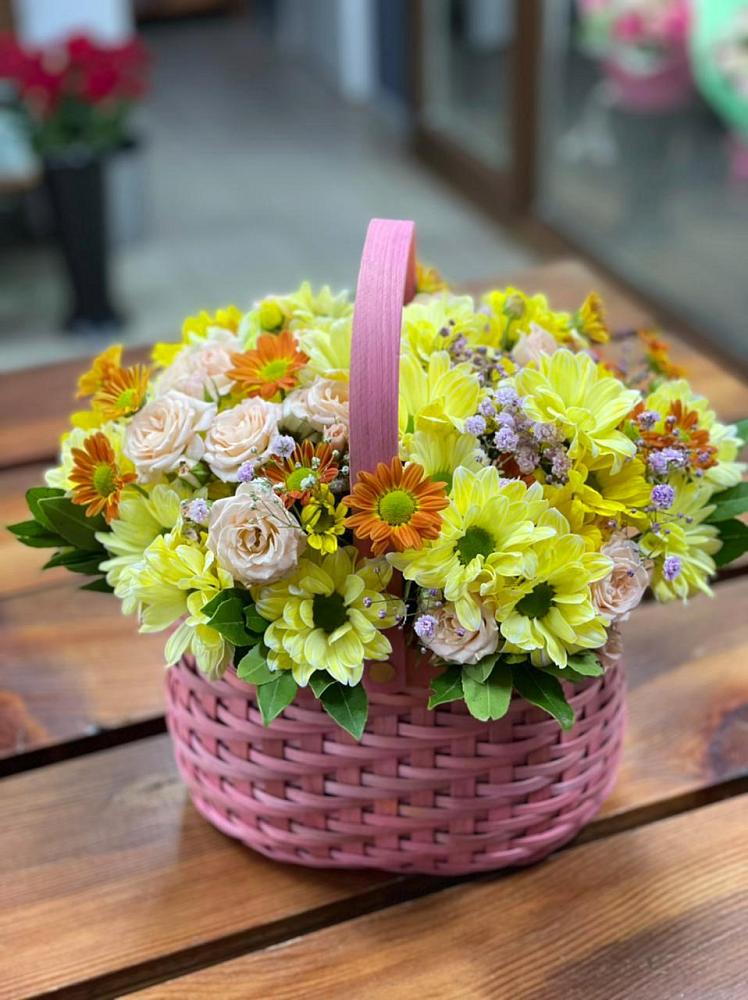 Цветочная композиция из Хризантемы и Розы в корзине в Кстово