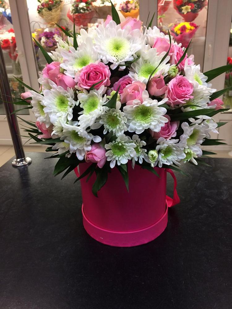 Цветочная композиция из Розы и Хризантемы в шляпной коробке в Кстово