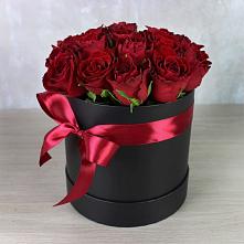 Цветочная композиция из Розы в шляпной коробке в Кстово